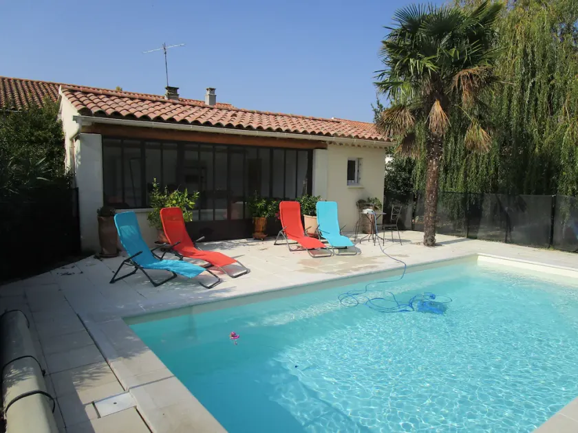 Alquiler temporal de una casa con jardín y piscina - Image 1
