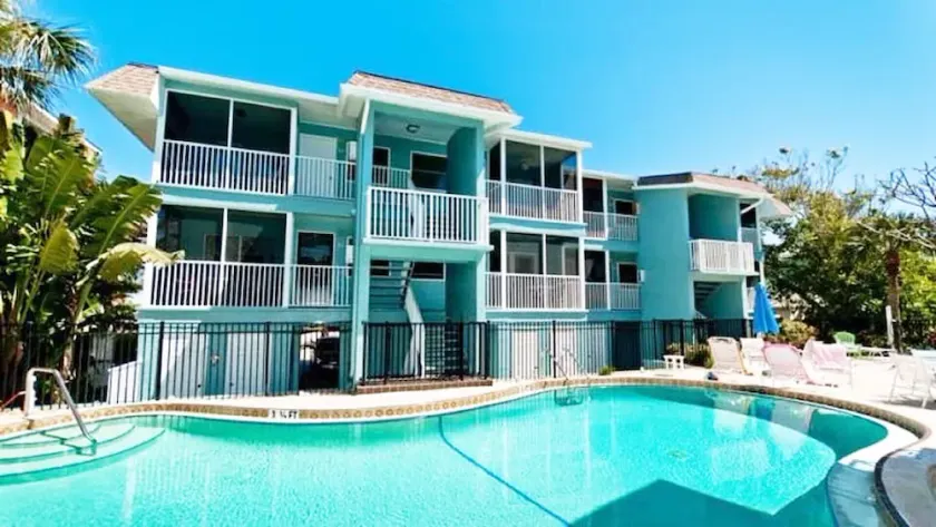 1 Block From Beautiful Bradenton Beach, Restaurants, shops, and Fishing Pier! - Image 1