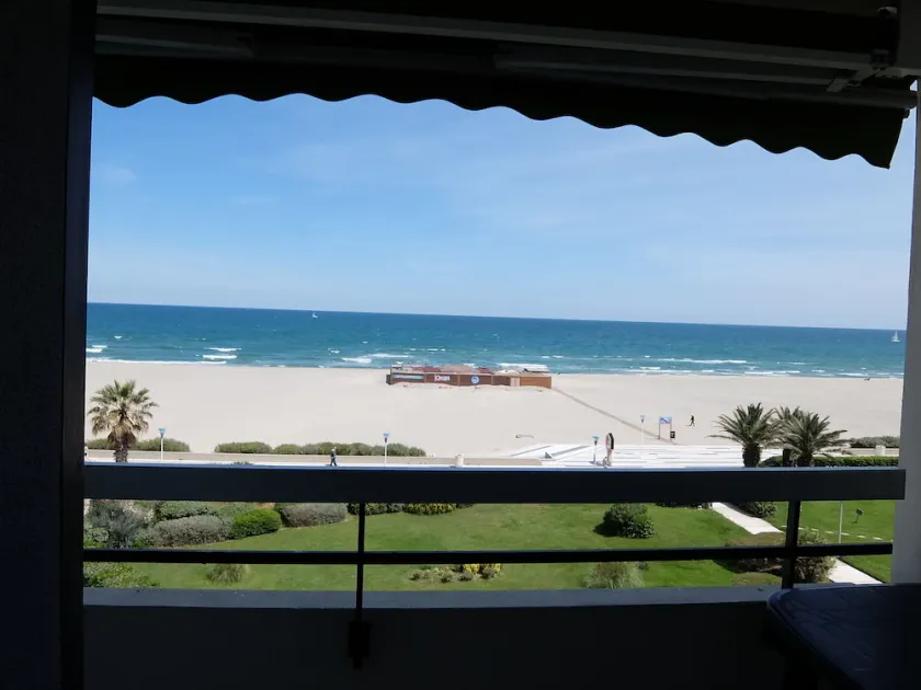 Studio cab 30m2 + 8m2 terrace facing the sea, private parking, air conditioning, WIFI - Image 1