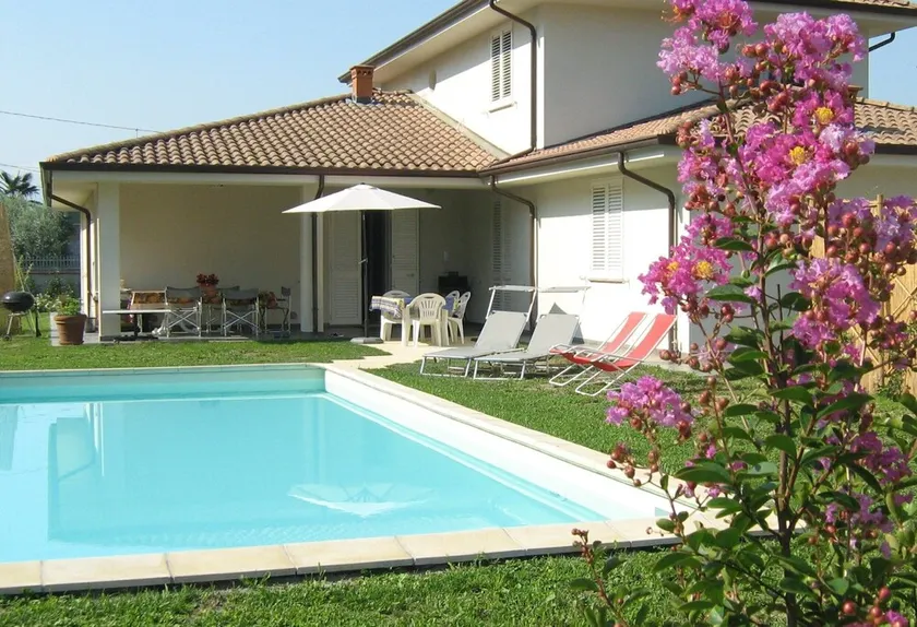 Apartamento en villa moderna con piscina cerca de Lucca - Image 1