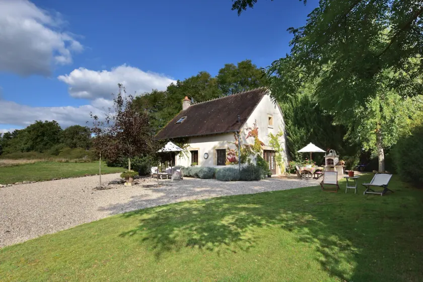 Holiday Home in Le Châtelet with Pool - Image 1