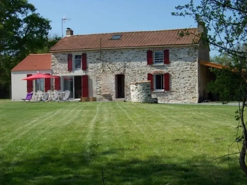 Charming Country House with Large Garden, Terrace, and Trampoline - Image 1