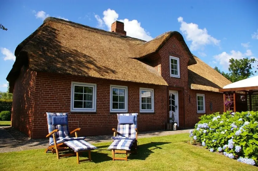 Relax in the 100-year-old thatched roof house with a large garden - Image 1