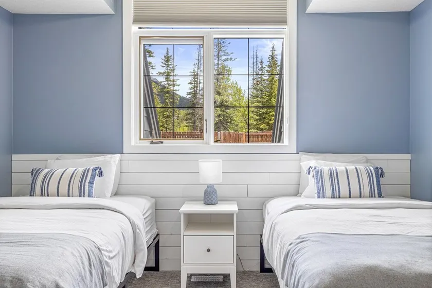 Relaxing Chalet - Heated Pool & Hot Tub - Pet Friendly - Image 1