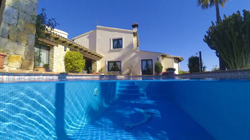 Vivenda de luxo com piscina, a uma curta distância da praia - Image 1