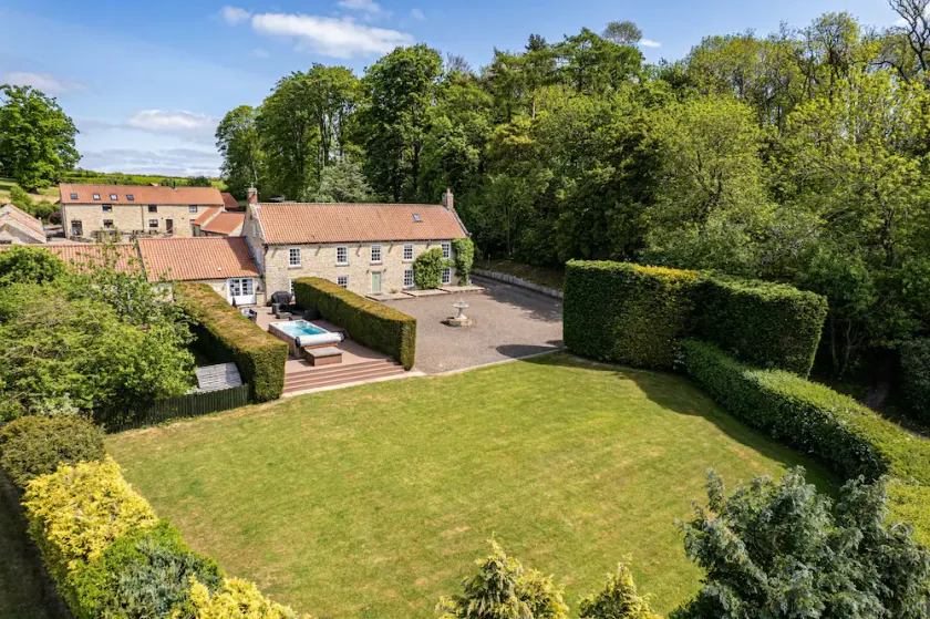 The Grange | sleeps 12 - All Ensuite, Swim Spa, Games Room, Dog Friendly - 5* Gold Award - Image 1