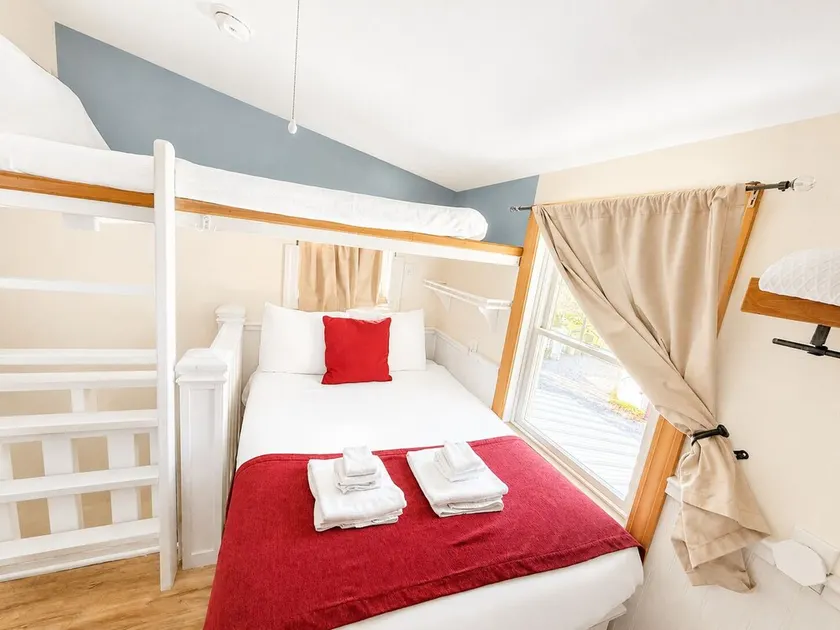 Caretakers Apartment-Split level Full Bed with European Bath Pet Friendly fee applies - Image 1