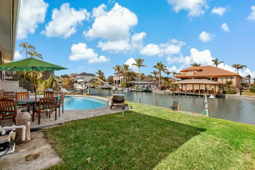 FISHERMANS PARADISE  WATERFRONT POOL HOME 2 minute drive to the beach - Image 1
