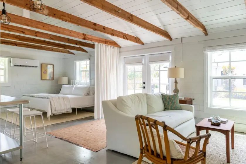 Palmetto Carriage House - open and airy studio apartment close to everything! - Image 1