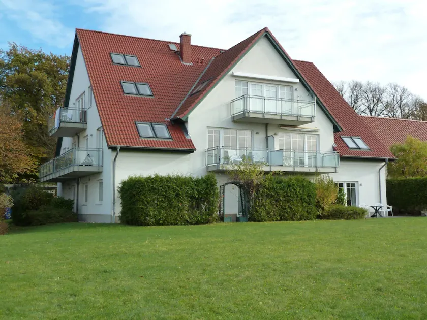 Bright and friendly apartment with comfortable amenities near the beach. - Image 1