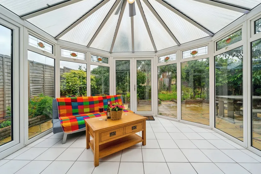 Spacious Home - Sleeps 10 - Free Parking - Pets - Image 1