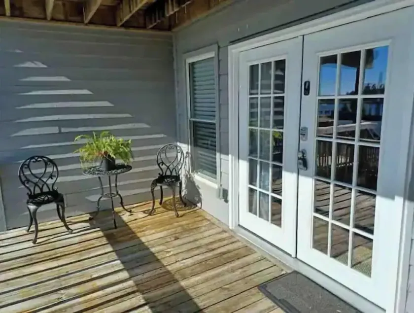 Beautiful Baywatch Waterfront  Home At ShoreLine Drive - Image 1