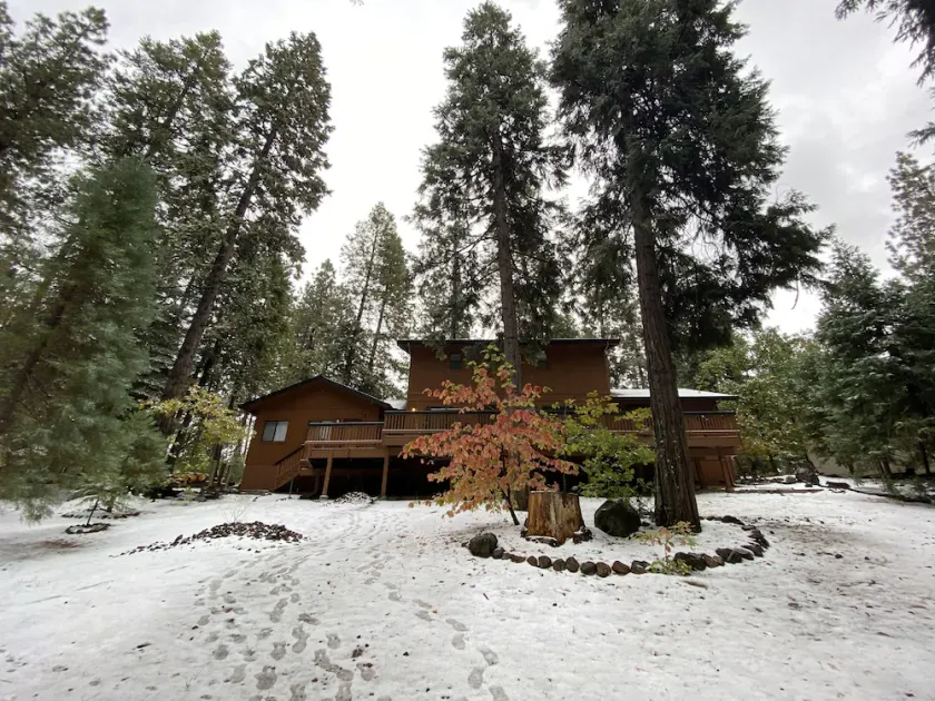 Spacious cabin with AC, private lake, hot tub, movie room - Image 1