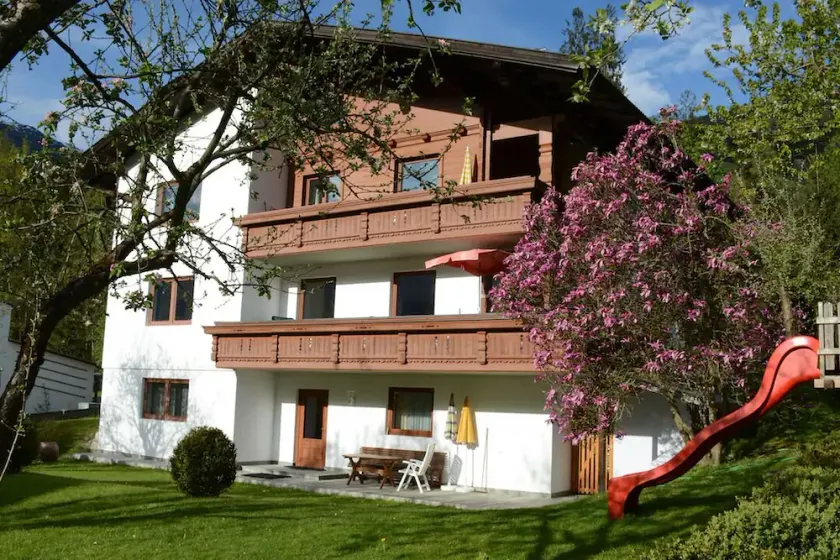 Apartment on the upper floor, large balcony facing south and west, Haus Rudolf Steiner - Image 1