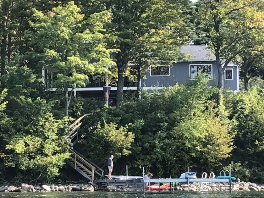 Charming, family-friendly lakefront house - Image 1