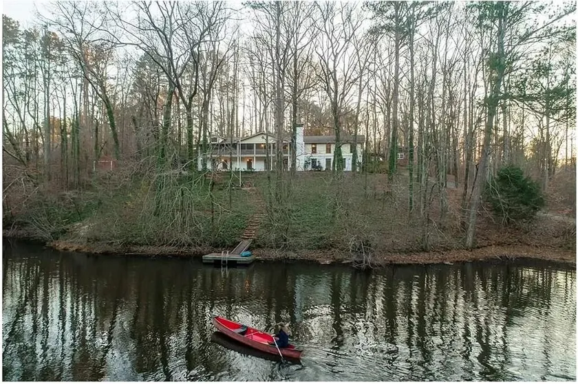 Huge Secluded Lakeside Super Private Gorgeous Retreat - Image 1