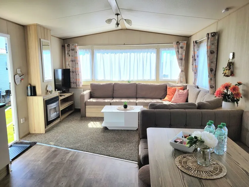St Osyth- Sleeps8-freeparking-wifi-holidaypark - Image 1