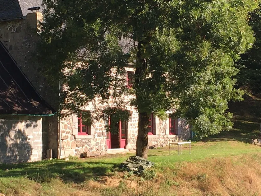 Isolated Auvergne character house 5 minutes from Le Lioran - Image 1