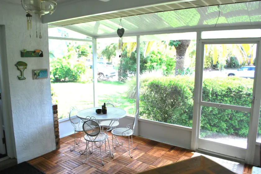 Walk to Beach & Historic Downtown Venice - Rennovated 2 Bed, 2.5 Ba, off-st pkg - Image 1