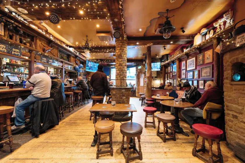 The Crown Pub & Guesthouse - Image 1
