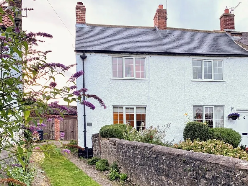 17th-century cottage overlooking village green. - Image 1