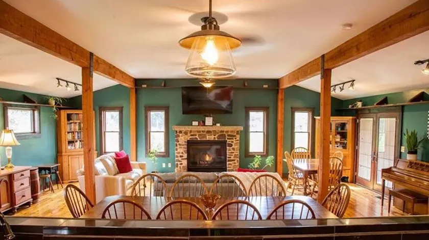 The Maury River House: A Waterfront Luxury Country Experience - Image 1