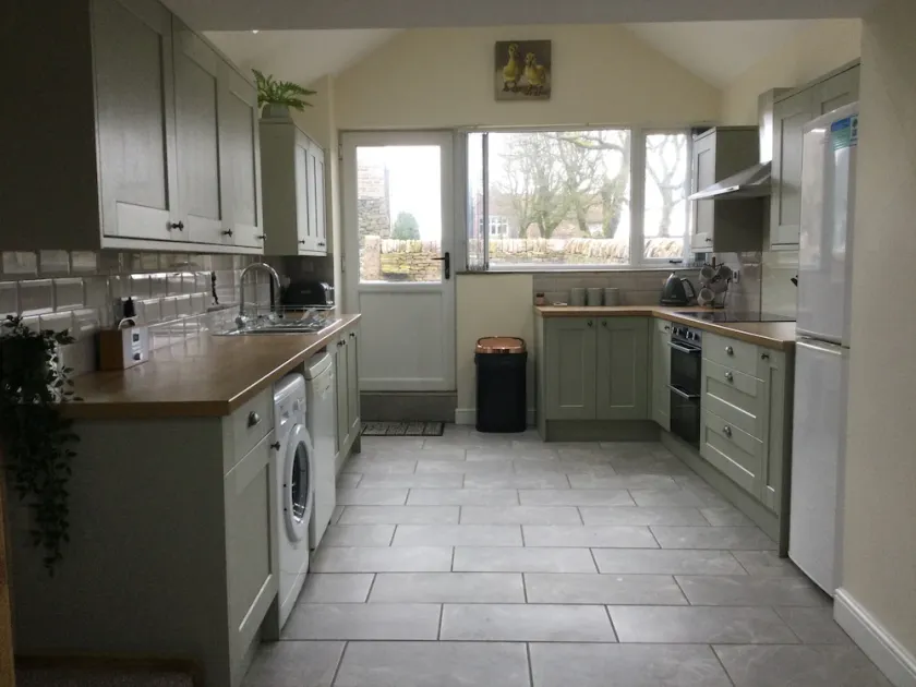 NEW Sleeps 8 or 10, Peak District, Nr Buxton  - Image 1