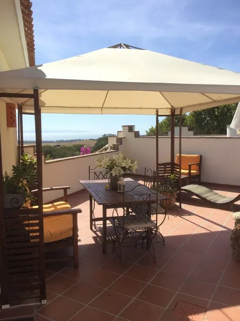 Romantic apartment, 5 mins from beach with scenic view & 350mbps high speed WiFi - Image 1