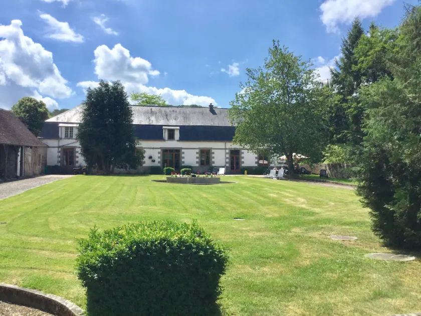 7-bedroom house with large private yard - Image 1