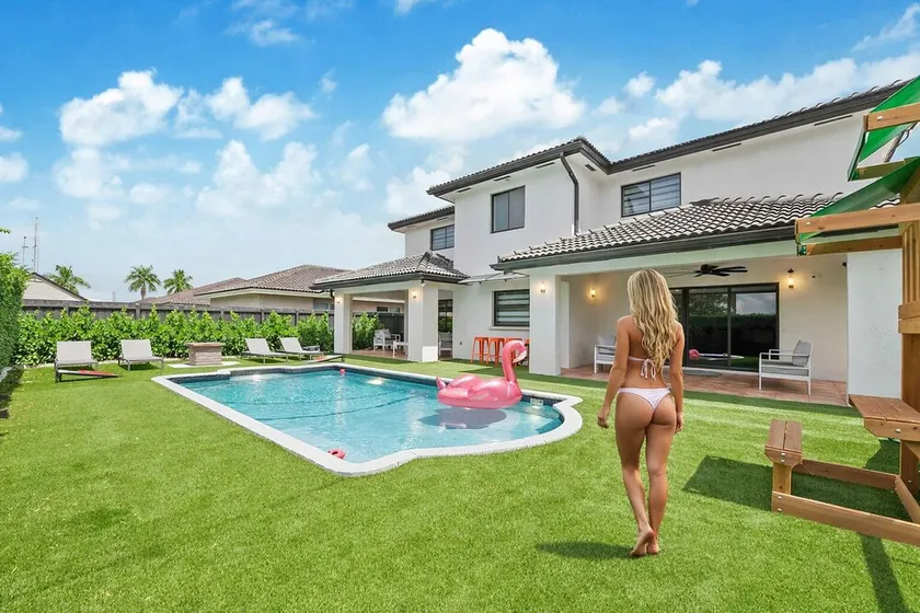 Majestic Mansion • Games, Playground & Pool_BBQ - Image 1