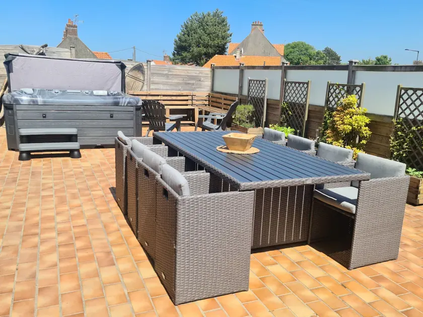 Gite 10 Personnes Avec Jacuzzi Privatif - Image 1