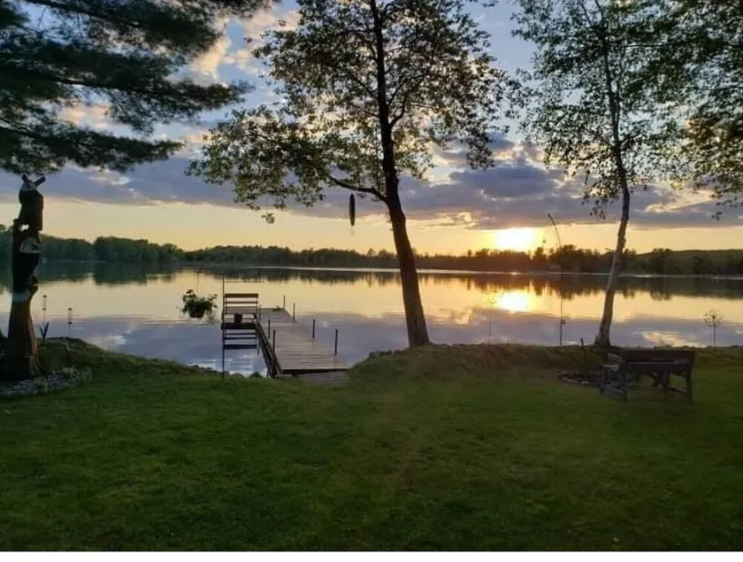 Relaxing Cottage Steps From the Lake - Image 1