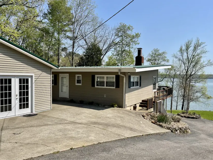 Experience Kentucky Lake out the back door! Spacious 4-bedroom retreat awaits. - Image 1