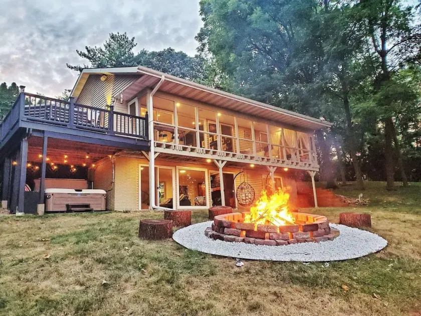 Luxury WATERFRONT VILLA wth RIVER ACCESS & Hot-Tub - Image 1