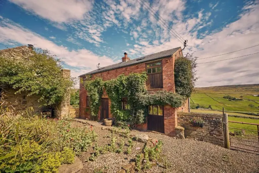 Host & Stay - The Red Brick Barn - Image 1