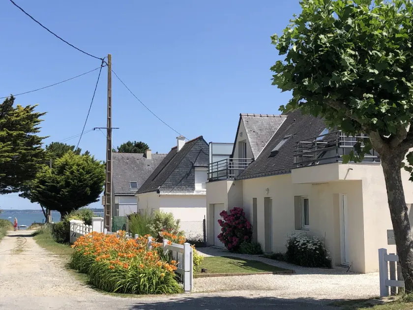 Casa com jardim, praia de 40m, para 8 a 10 pessoas, totalmente equipada. - Image 1