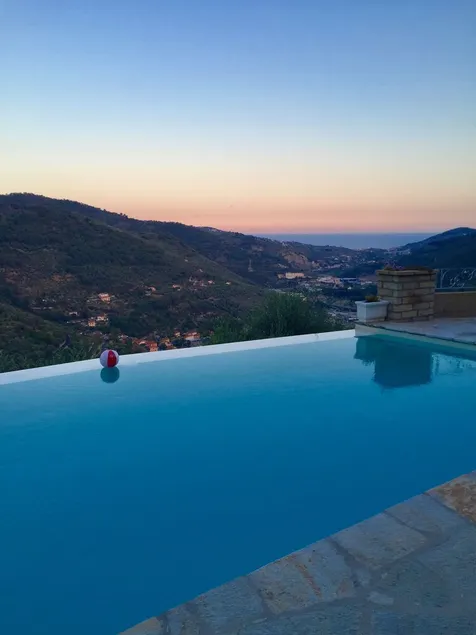 Smukt hus med en fantastisk terrasse, infinity-pool og havudsigt - Image 1