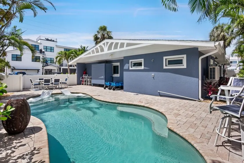 Charmante maison adaptée aux familles avec barbecue, piscine privée et jacuzzi | Vue sur l'eau | À côté de la plage | Avec animaux bienvenus - Image 1