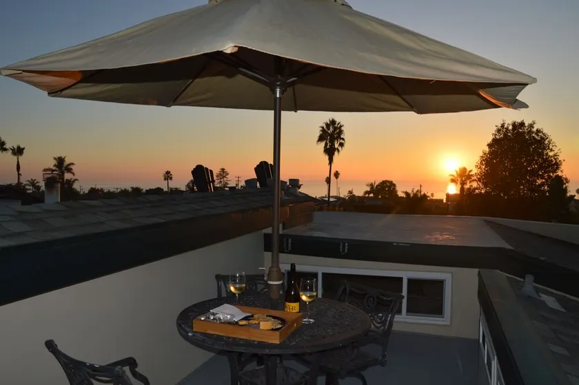 Cardiff Beach Home, Ocean Views, Amazing Sunsets, Walk to beach and everywhere - Image 1