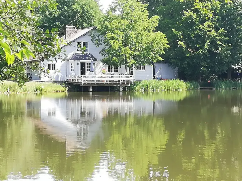 Charmerende Sommerhus Foran en Stor Privat sø - Image 1