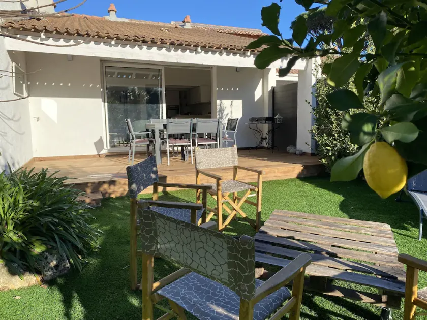Lovely renovated farmhouse close to golf course and beach opposite St Tropez - Image 1
