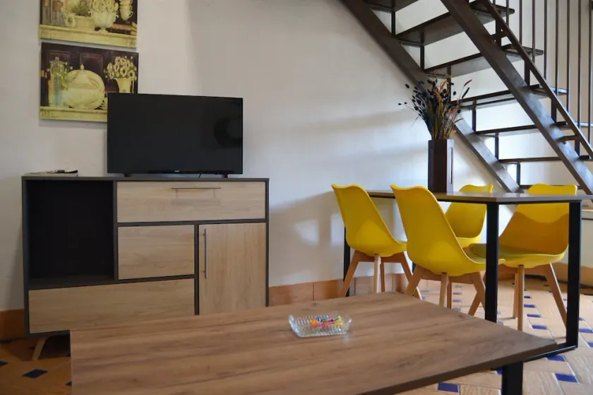 2 bedroom apartment - Image 1