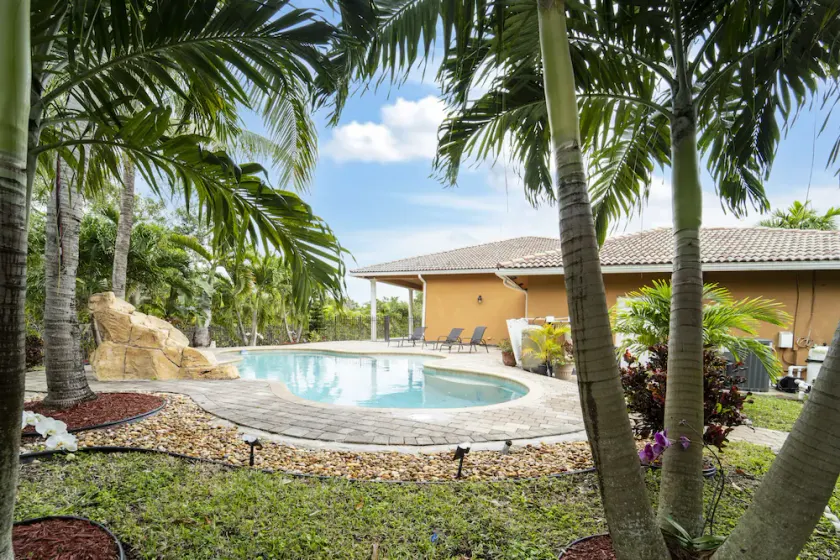 Prodigious 4 Bedroom, 4.5 Bathroom Manor w/ Pool - Image 1
