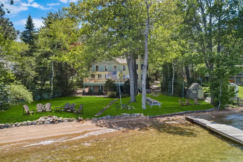 Discounted Rate * Beachfront Retreat am privaten Sandstrand von Lake Winnipesaukee - Image 1