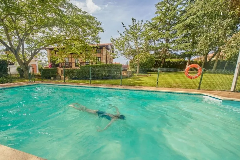 Home in Oreña · 8 bedrooms · 11 beds · 8 baths - Image 1