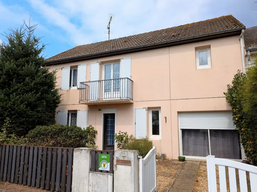 Maison cosy à Sully-sur-Loire, 5 chambres, terrasse, parking, draps et chauffage inclus - Image 1
