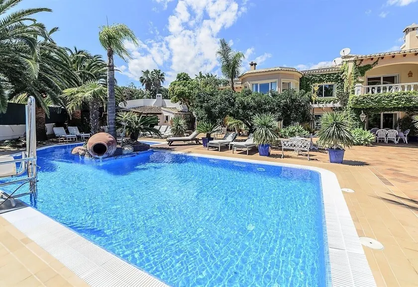 Villa 'Luxury Xenofilia Lll' with Mountain View, Wi-Fi and Air Conditioning - Image 1