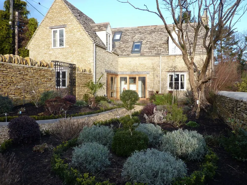 Charming Cotswold Stone Cottage with 3 Large En-Suite Bedrooms and Pretty Garden - Image 1