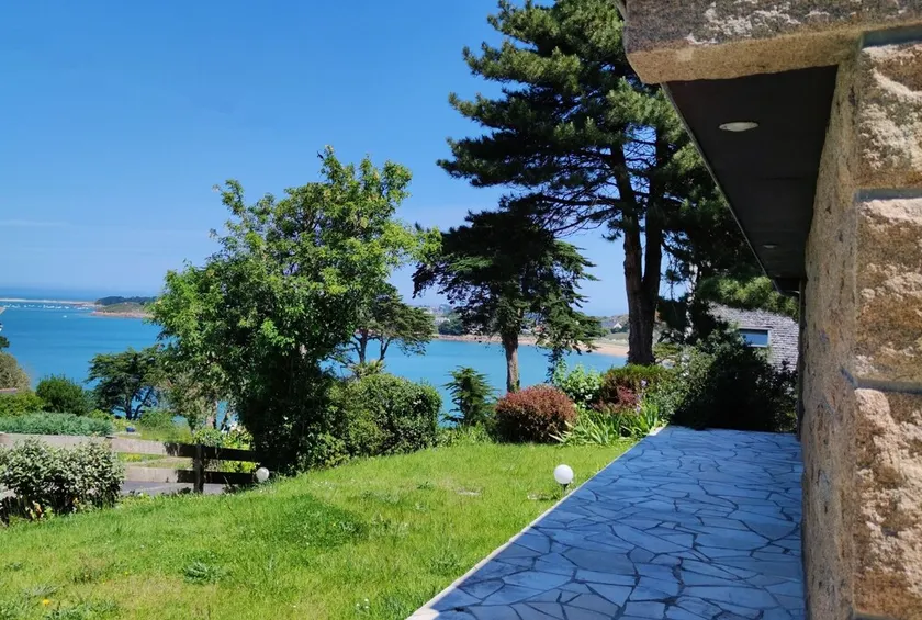 Maison Bord de Mer, Dans un Écrin de Verdure - Image 1