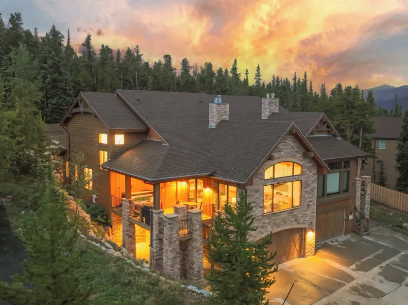 Warm and luxurious, spectacular views, all en-suites, hot tub, shuffle board, arcade machine!! - Image 1